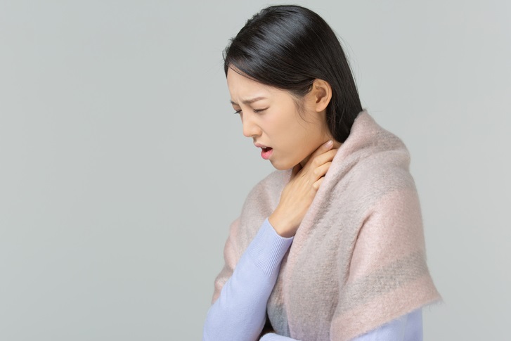  목에 이물감이 느껴지는 증상