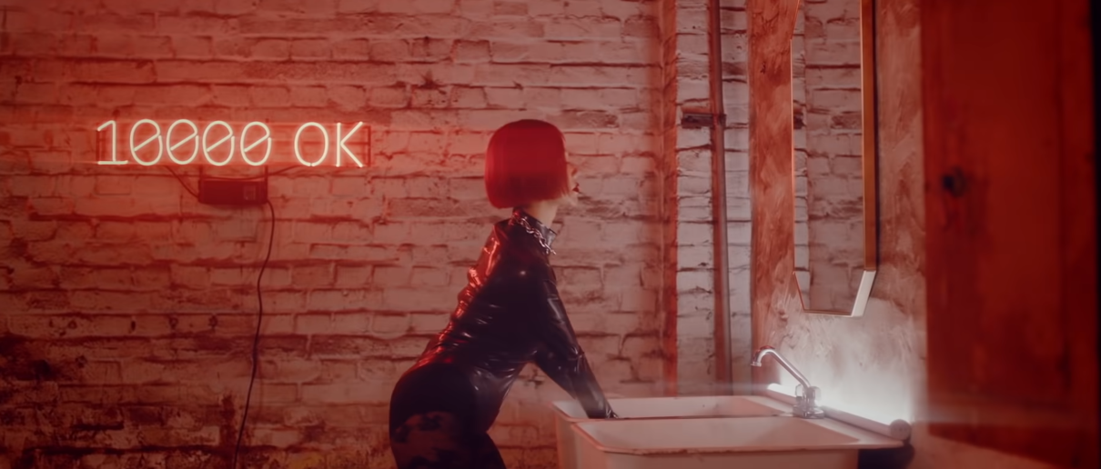  환불원정대 돈터치미 MV 컷