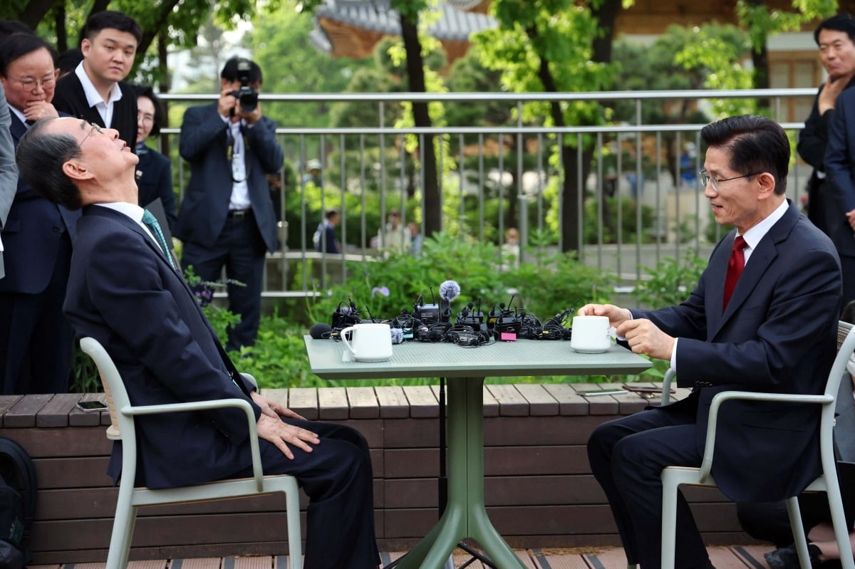 '김문수→한덕수' 국민의힘 사상 초유의 대선 후보 교체, 윤석열은 비상계엄으로 내란, '친윤'은 후보 교체로 '심야 정치 쿠데타' - 밤 사이 대선 후보 교체 들어간 국민의힘, 사상 초유의 대선 후보 교체 '김문수→한덕수' 국민의힘 사상 초유의 대선 후보 교체, 윤석열은 비상계엄으로 내란, '친윤'은 후보 교체로 '심야 정치 쿠데타' - 밤 사이 대선 후보 교체 들어간 국민의힘, 사상 초유의 대선 후보 교체