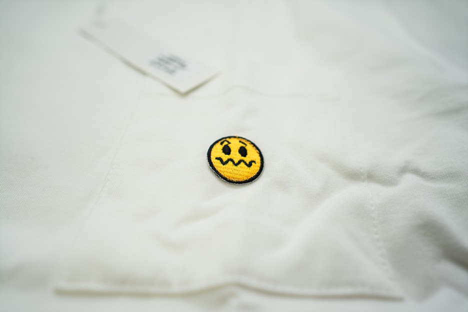  withMNW UNSMILE POCKET TEE