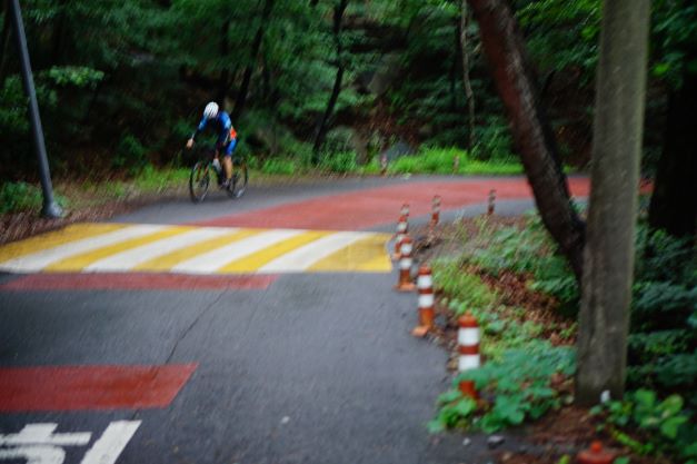 망해암으로 올라오는 급경사 길&#44; 자전거 1&#44; 힘들게 올라오고 있음&#44; 파란 옷&#44; 흰 헬멧&#44;