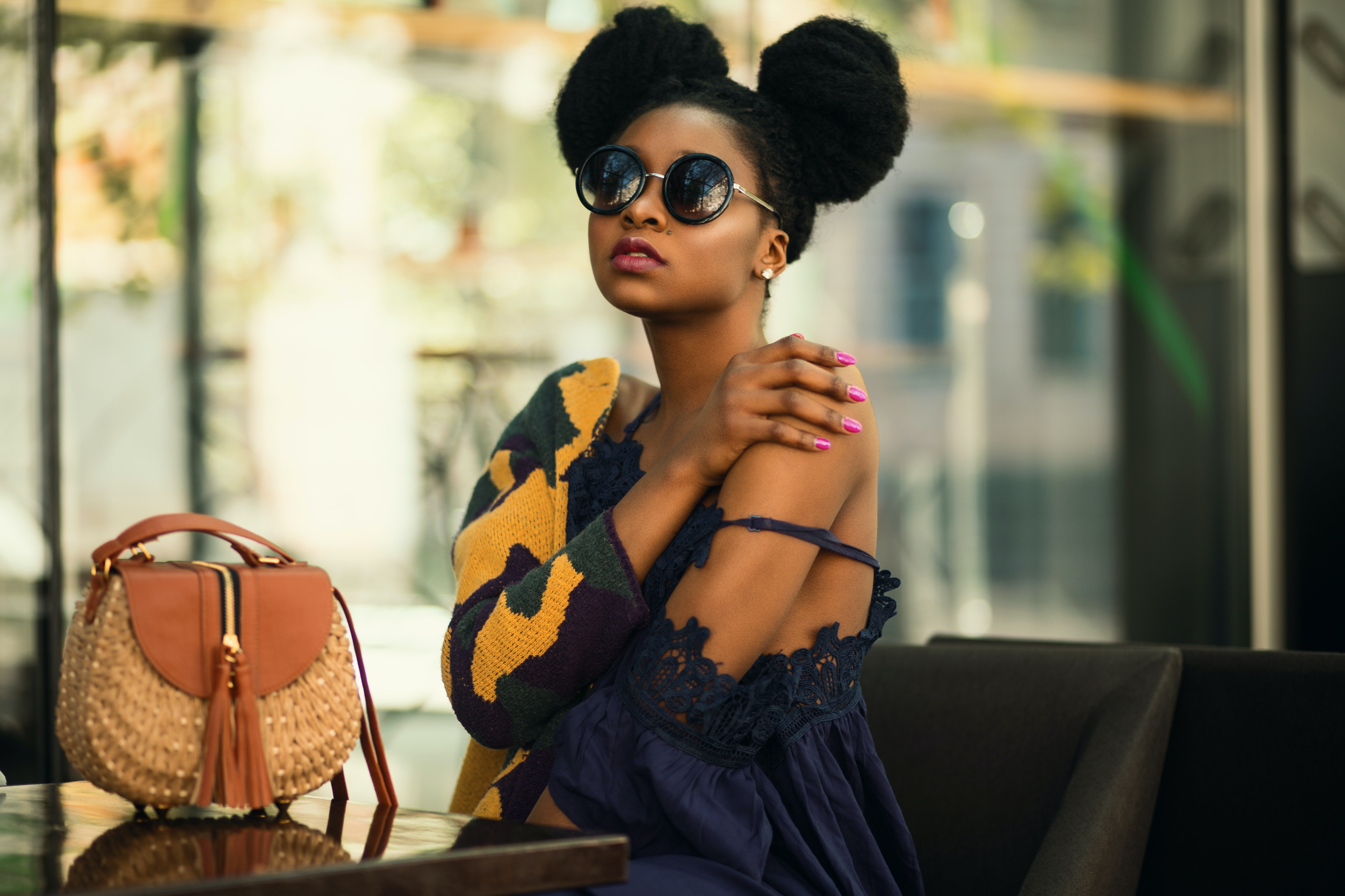 미키마우스 머리의 멋진 패션의 흑인 여성