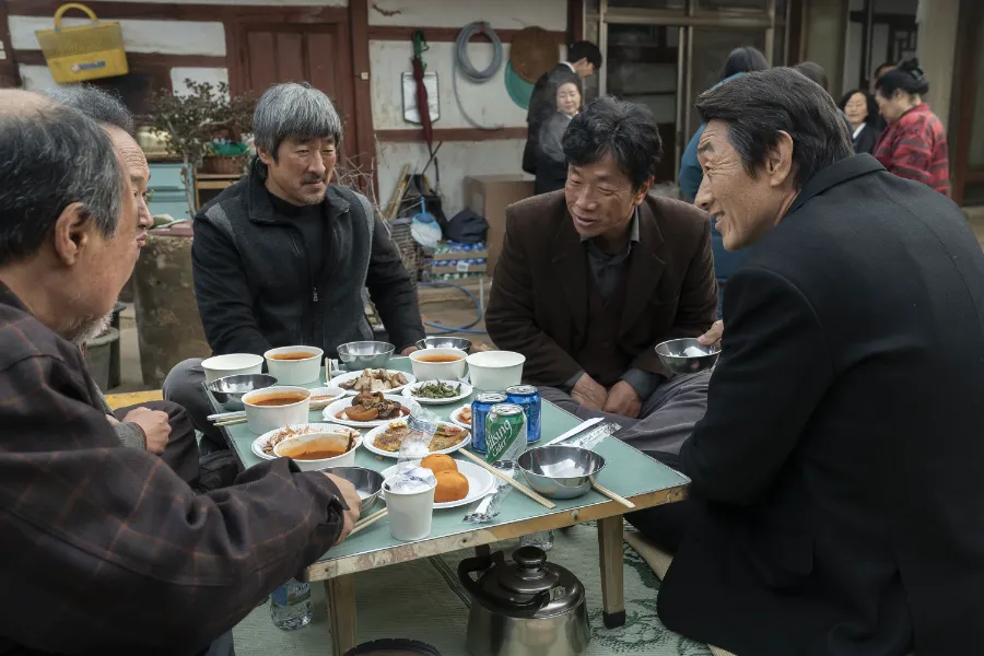 장례식장에서 술을 마시는 마을 사람과 대천 시장 추인회(허준호)