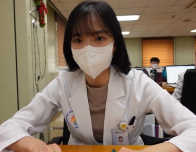  아무튼 출근 이도원 의대생 아기엄마 나이 학교 인하대학교 의대 크리에이터 작가 남편 유튜브 채널