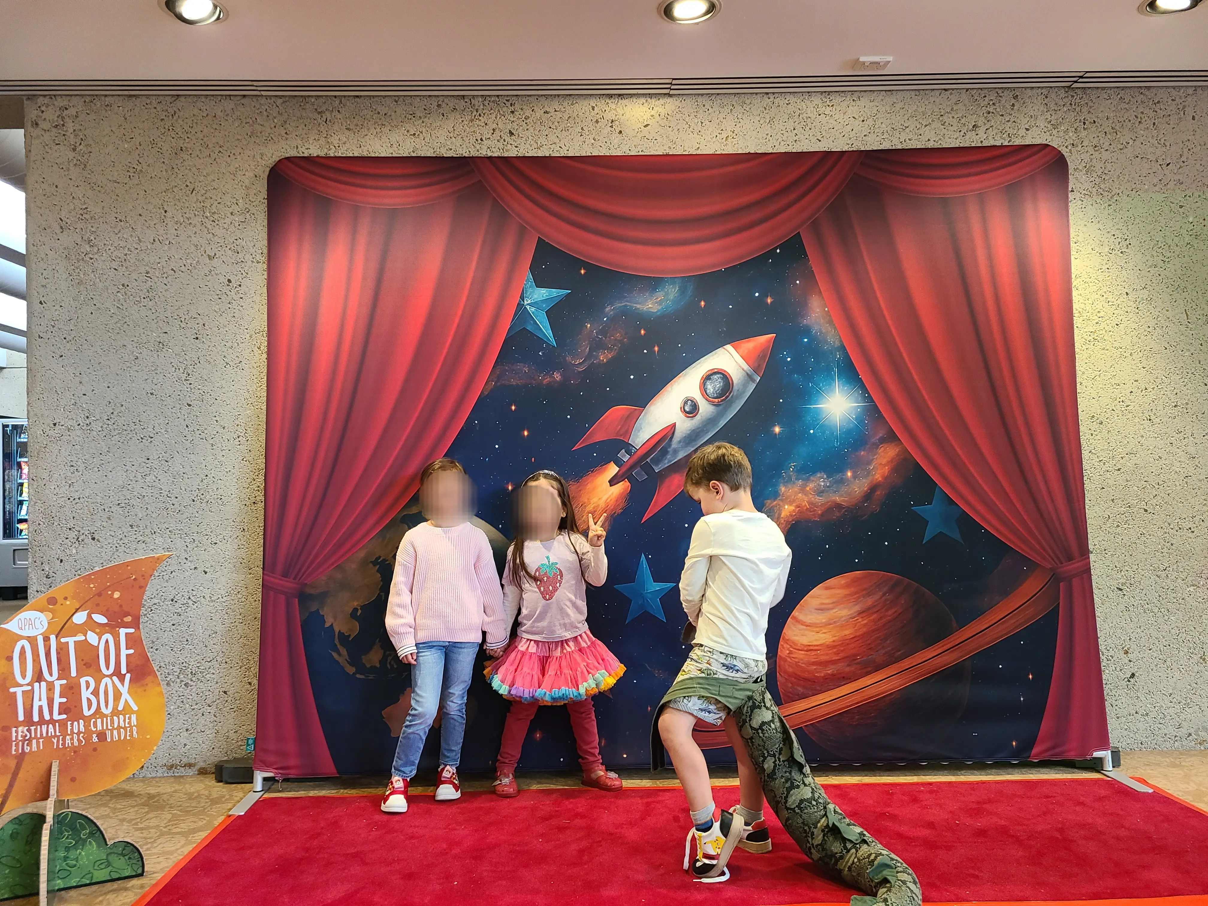 2025 Out of the Box Festival 'Wolfgang in the Stars' 서커스 공연 포스터에서 사진