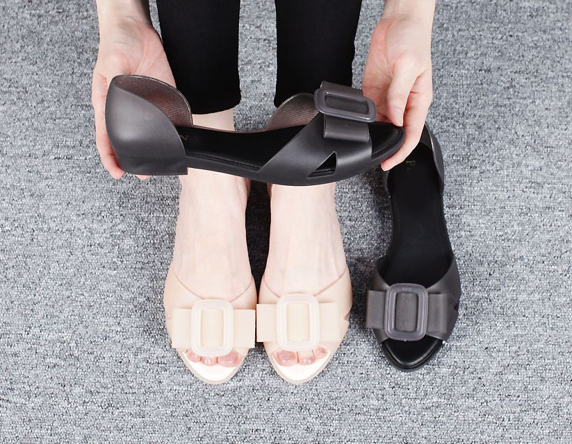  비올때 신어도 좋은 발등 리본 사이드오픈 1.5cm 젤리 샌들