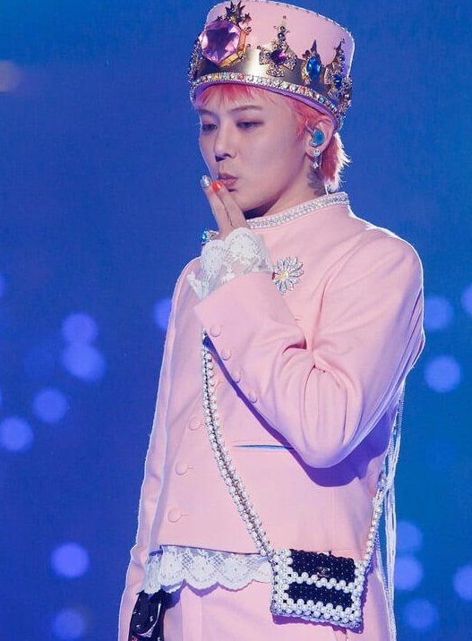 なんと9億円」G-DRAGON（GD）の“ピンク軍服”ステージ衣装、その驚きの 
