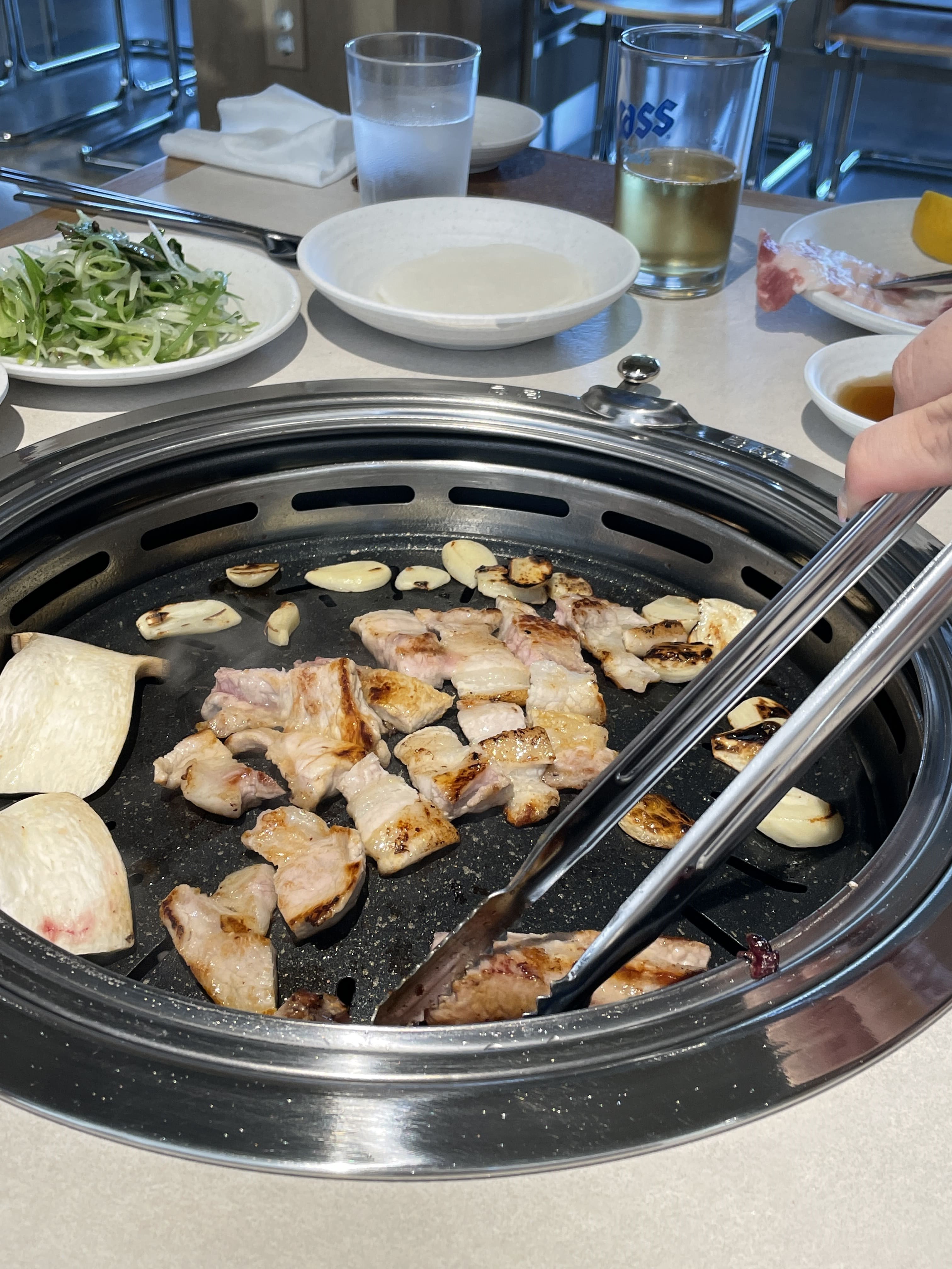 진갑산 포삼겹 소금구이 노릇노릇 구워지는 중