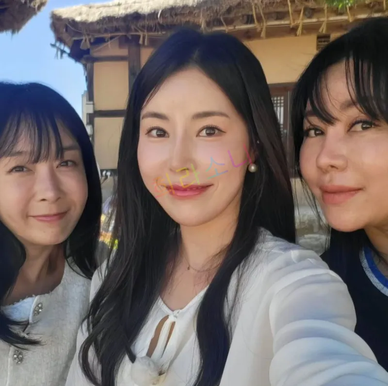 세 명의 여성이 초가집 앞에서 함께 사진을 찍고 있다. 가운데 여성은 10기 영숙으로 하얀색 블라우스를 입고 있으며&amp;#44; 오른쪽 여성은 10기 정숙이며 검은색 상의를 입고 있다. 왼쪽 여성은 22기 영숙으로 밝은 미소를 짓고 있으며&amp;#44; 어두운 긴 머리를 자연스럽게 내리고 있다. 자막에는 &amp;quot;희라소니&amp;quot;라는 텍스트가 보인다. 
