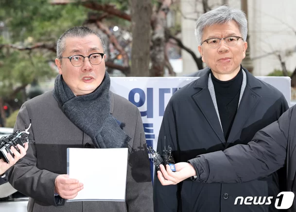 김택우 의협 비대위원장(오른쪽)과 박명하 조직강화위원장이 12일 오전 서울 마포구 서울경찰청 공공범죄수사대 소환조사에 출석하며 입장을 밝히고 있다. 출처 뉴스1