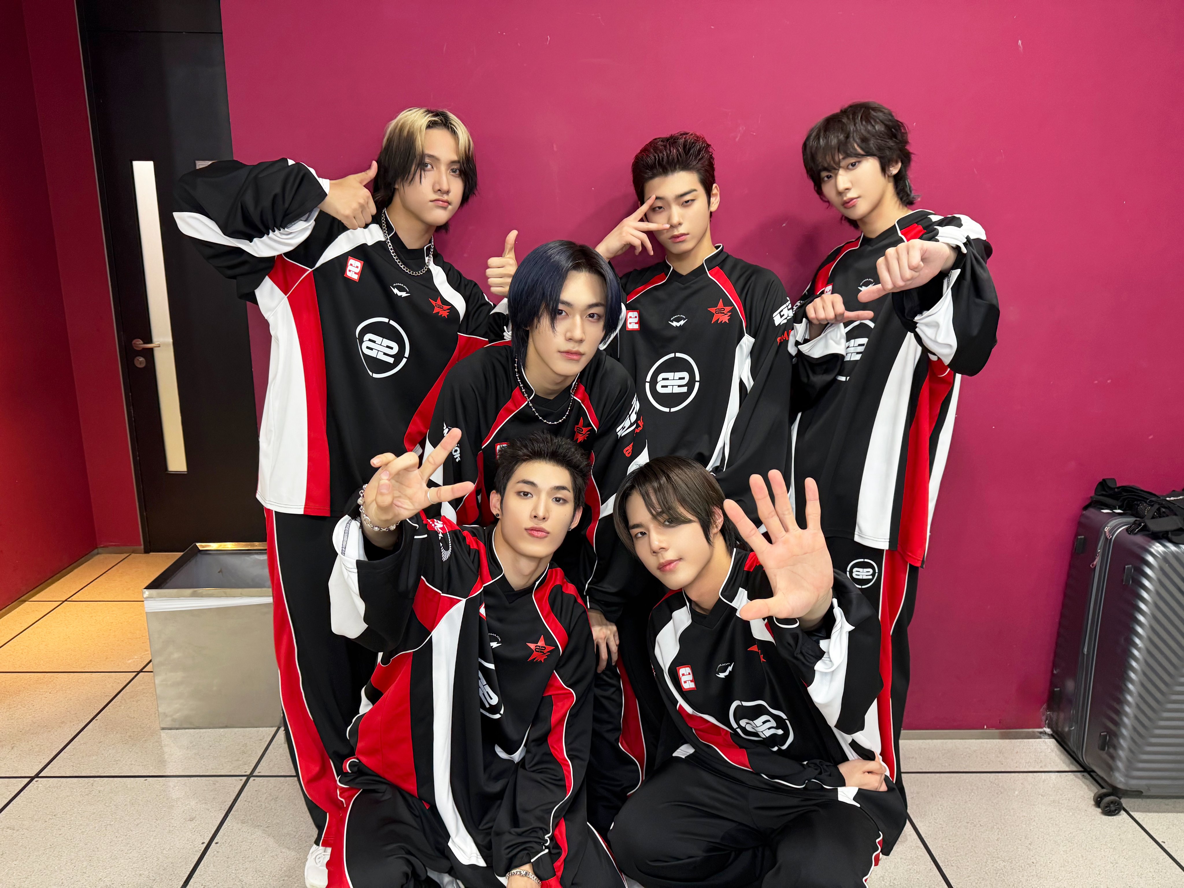 멤버 전원 피지컬이 좋아서 퍼스널컬러가 무채색 블랙인 아이돌 | 인스티즈