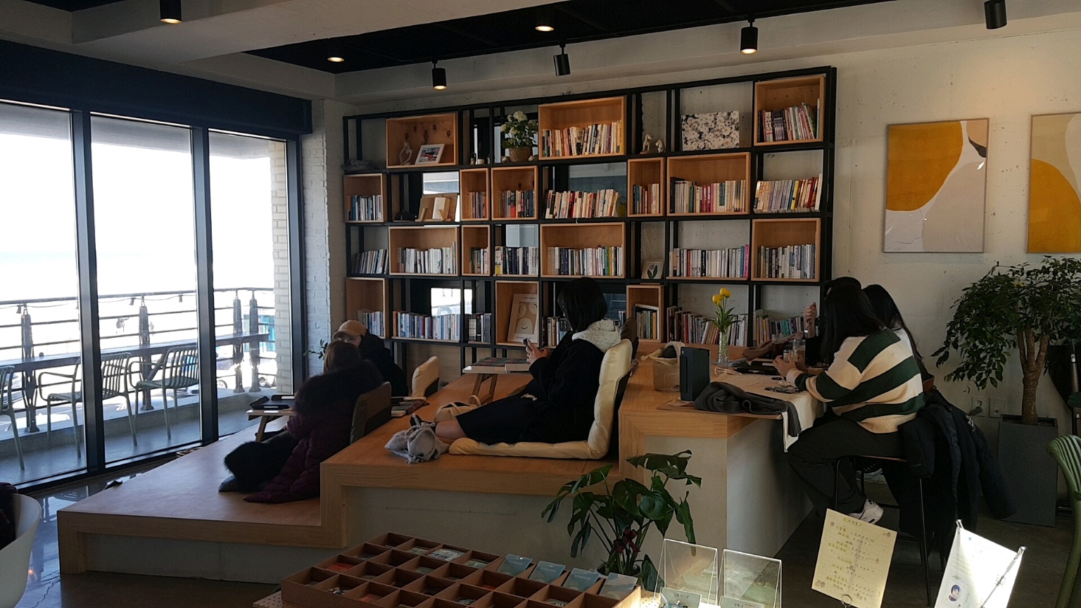 강릉 강문해변 분위기 좋은 카페 CHERO COFFEE & BOOK - 카페 실내(2)