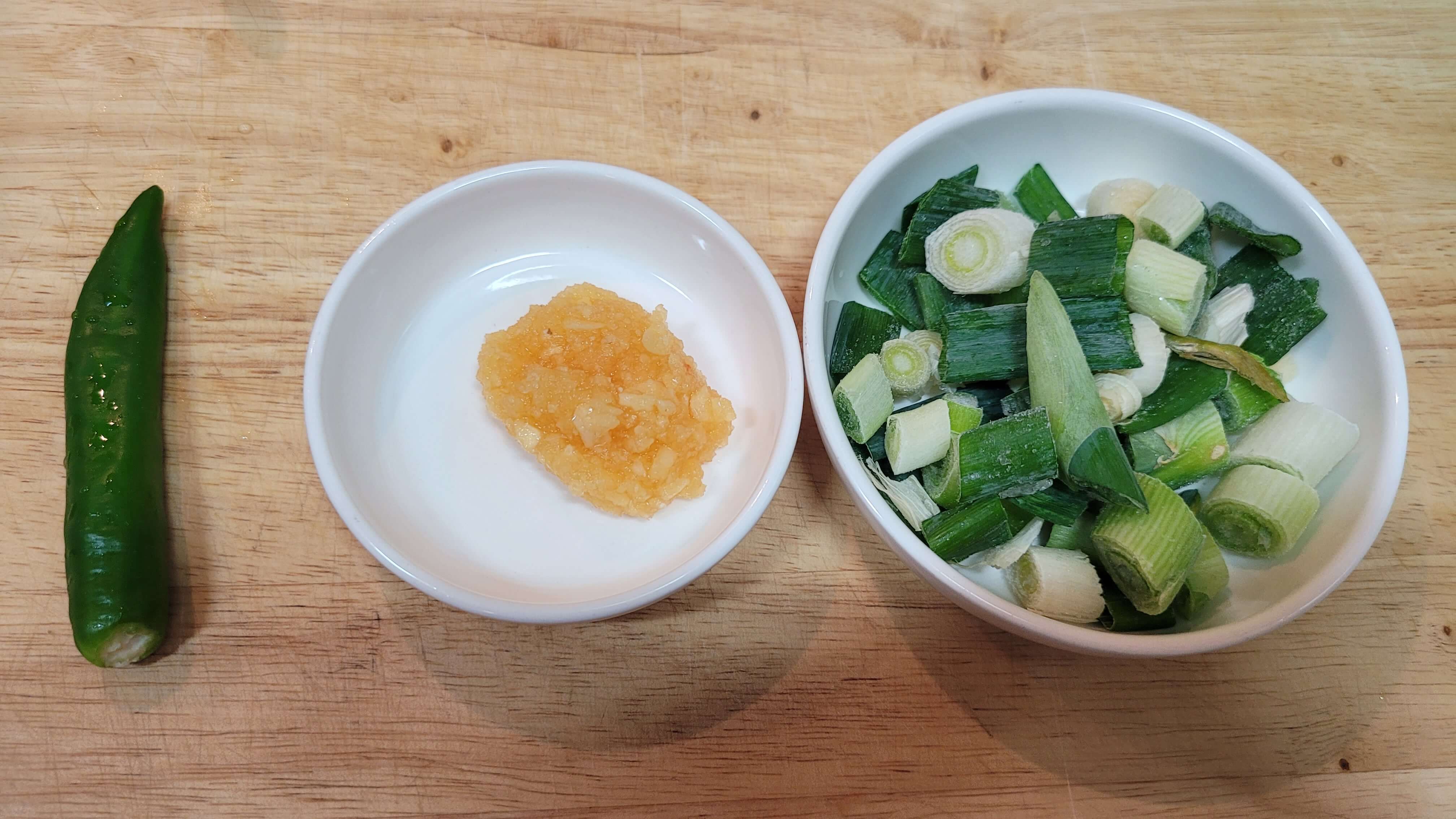 한국 홍합탕 재료 준비, 다진 마늘과 대파, 청양고추