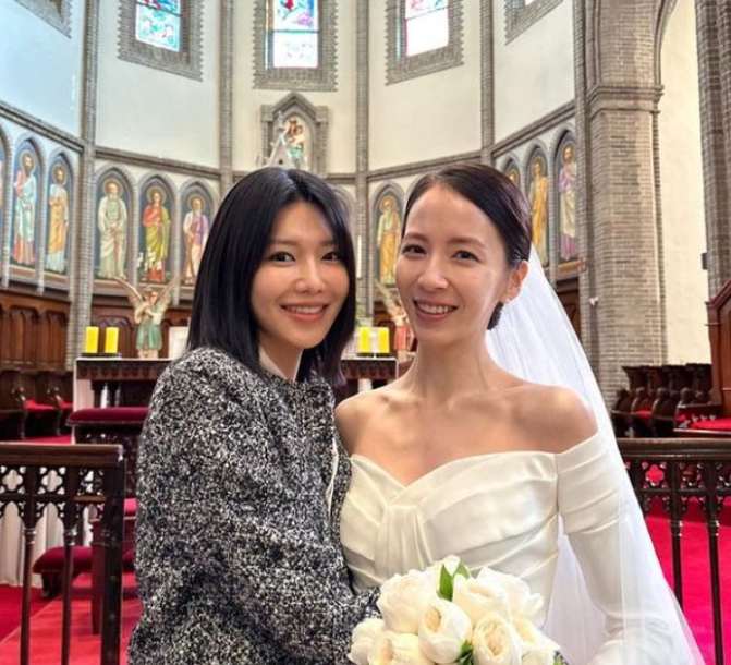  김동욱과 신부가 결혼식에 참석했는데, 그는 소녀시대 데뷔조 스텔라 김의 멤버인 수영도 함께!