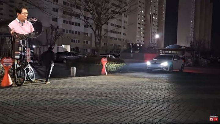 혼자 넘어져 놓고 다리를 절뚝거리며 걷고 있는 자전거 운전자