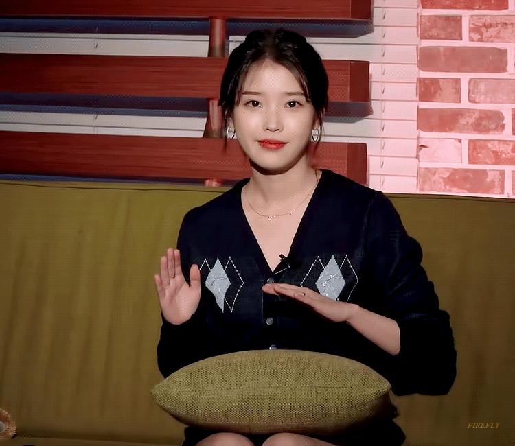  춤신춤왕 아이유, 있지 안무 배우는 움짤 gif