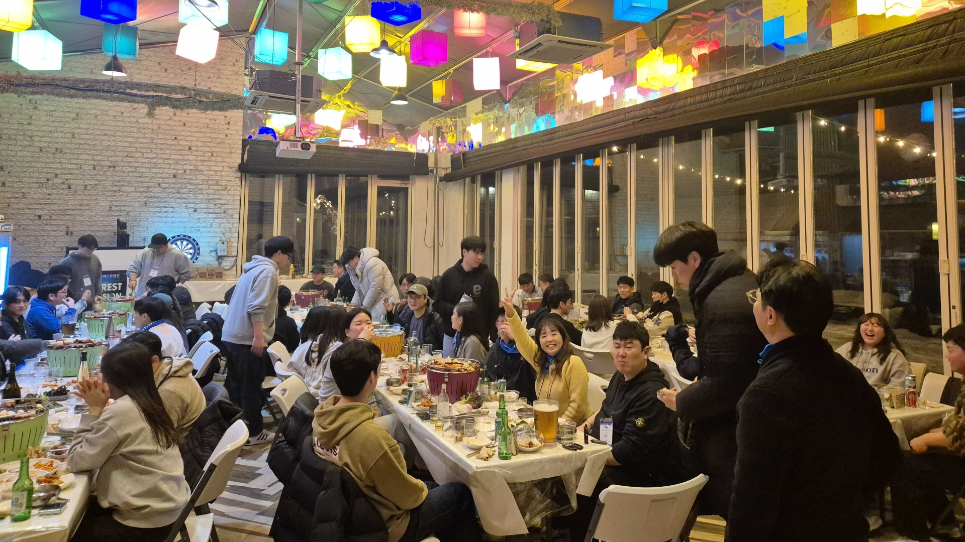 정신없이 시끄러웠어도, 다시 생각해보면 따뜻한 한 장면입니다.