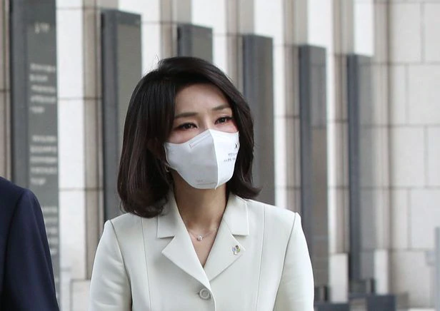  김건희 여사 첫 연설했다 故 심정민 소령 대단한 희생 추모 음악회 민가 쪽 기체 추락 막기위해 조종간 끝까지 놓지 않고 야산 쪽 기수 돌리다 비상 탈출 실패 추측 브로커 관람 권양숙 여사 ..