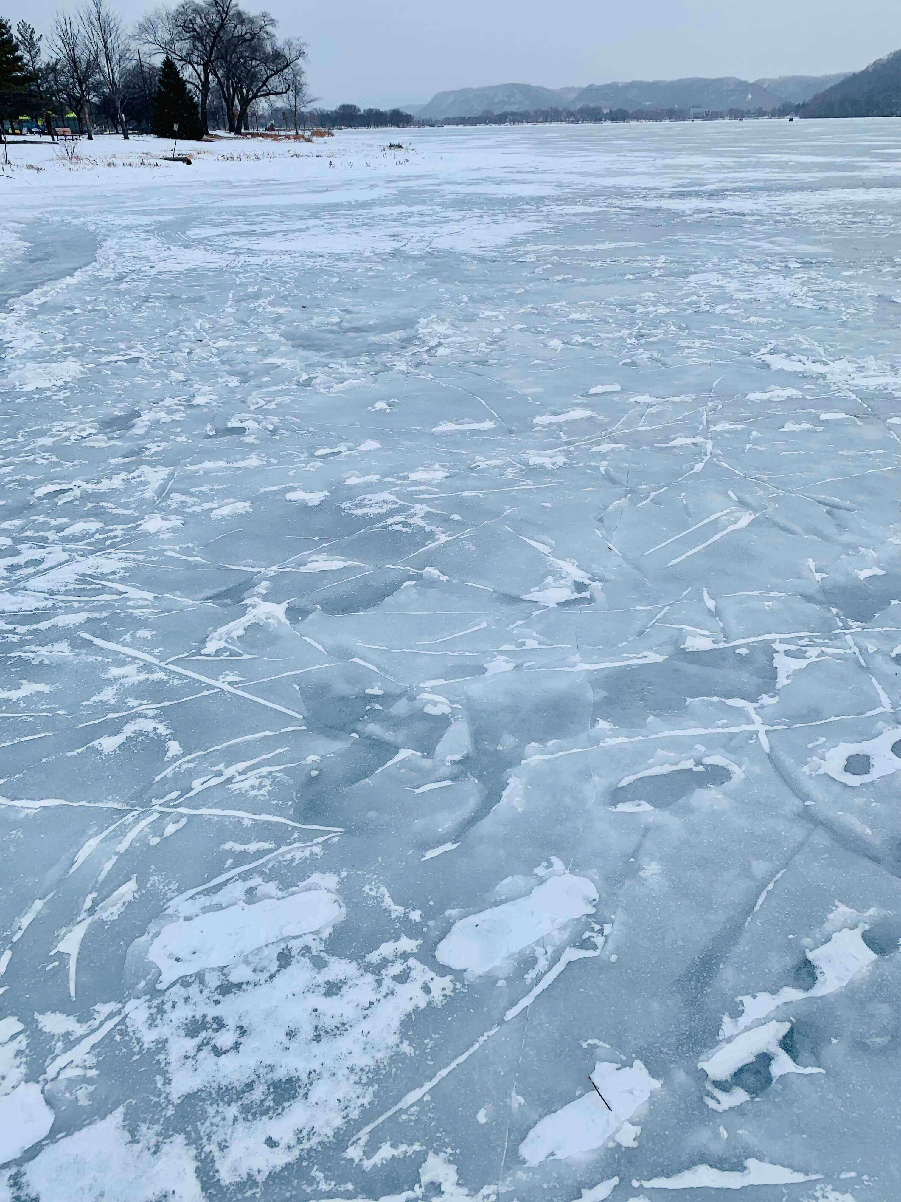 하얗게-꽝꽝-얼은-호수-모습