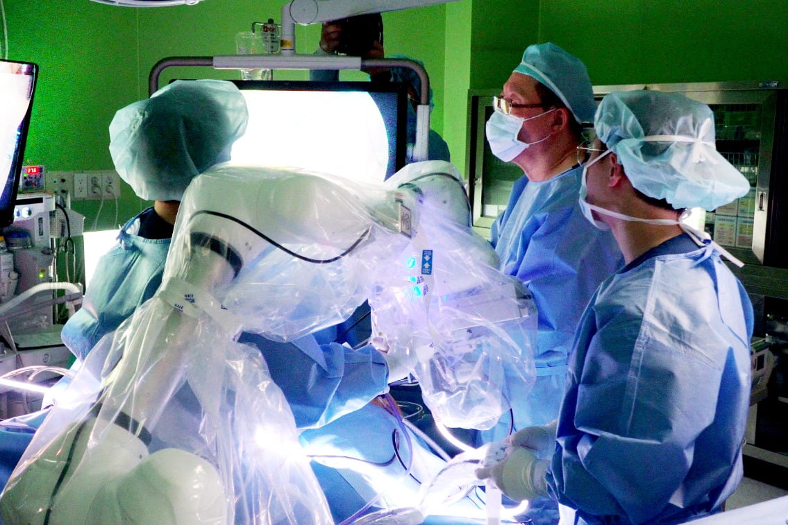 3월 12일 대구 구병원에서 진행된 담낭 제거 수술에 협동로봇을 활용한 복강경 수술보조 솔루션이 투입되어 임무를 수행하고 있다.
