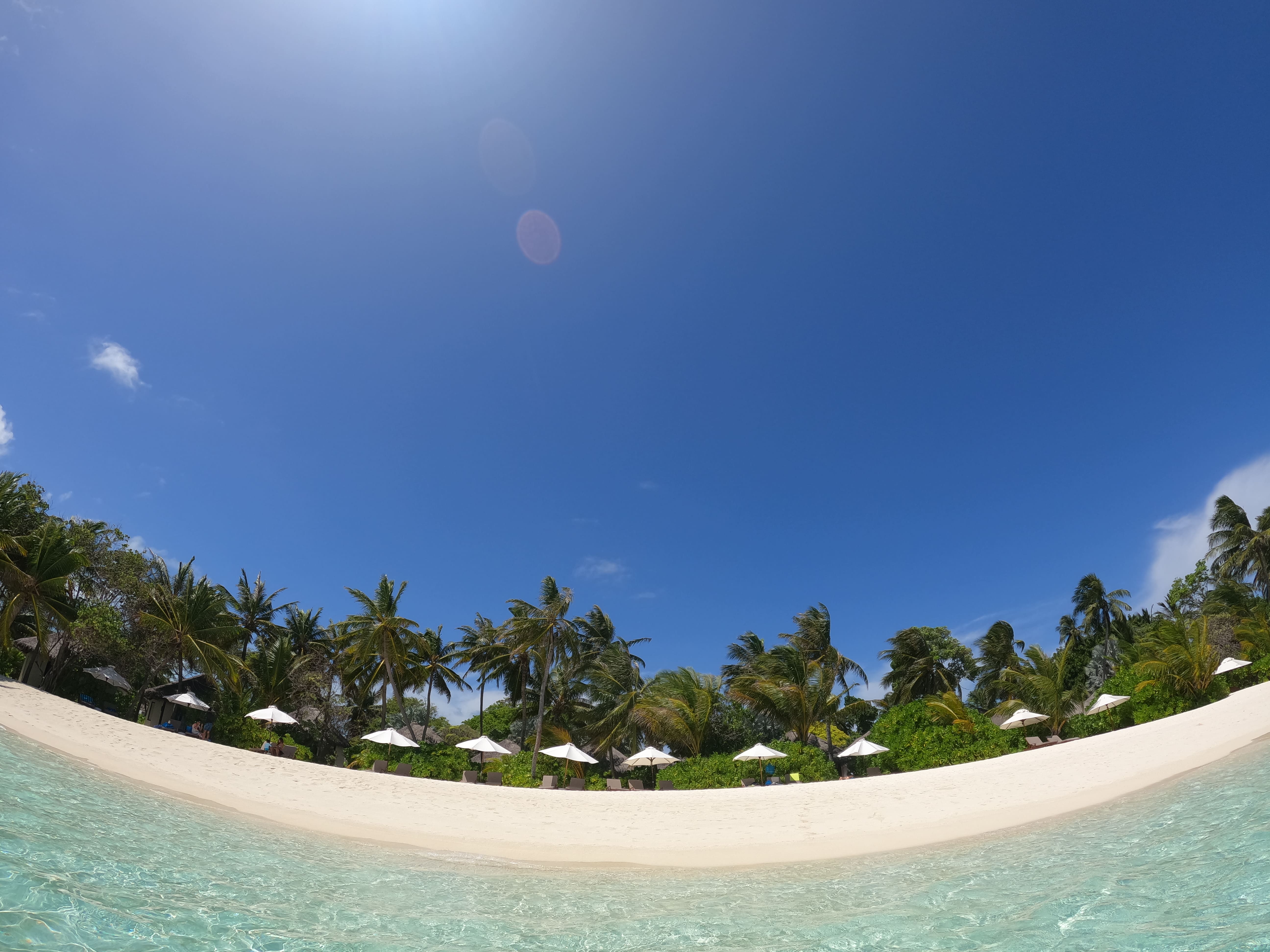 정말 쾌청하게 맑은 하늘 아래 몰디브