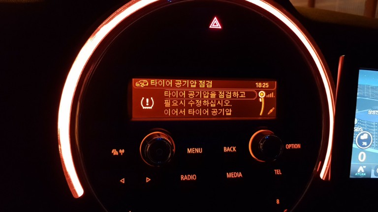  미니쿠퍼 타이어 공기압을 점검하세요 경고등 해결방법