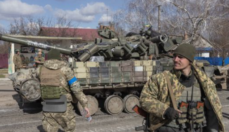 우크라이나 민간인 학살지역을 수습중인 우크라이나 군인