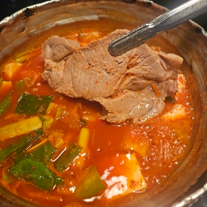 큼지막한-돼지고기가-들어있는-김치찌개