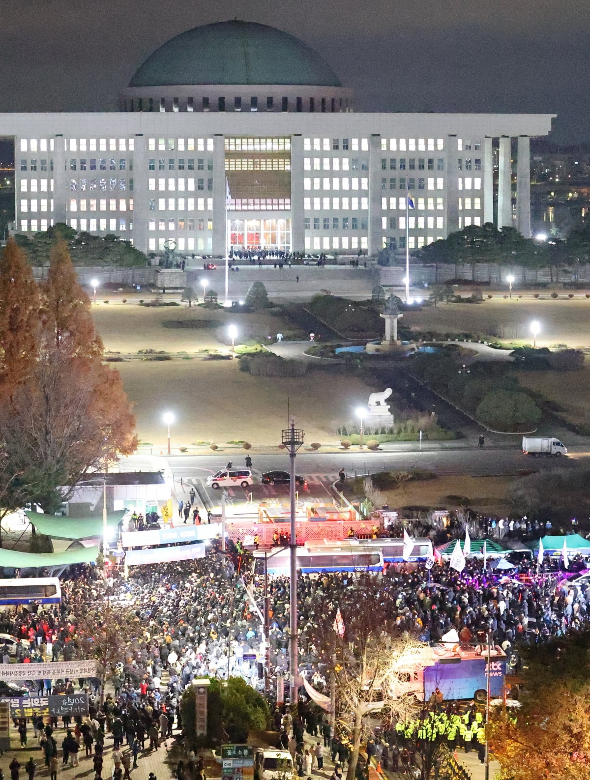 윤석열 대통령이 비상계엄을 선포한 가운데 4일 새벽 서울 여의도 국회의사당에 계엄령 선포에 반대하는 시민 및 이를 저지하는 경찰 병력들이 모여 혼잡스러운 상황을 빚고 있다.