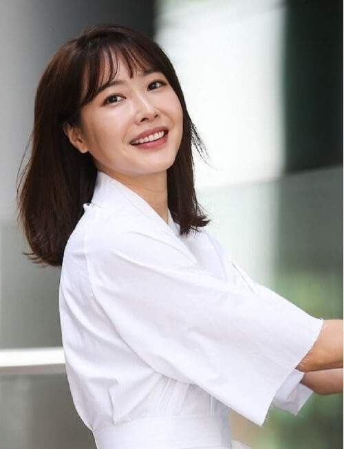 하얀색옷을입은-긴머리여성의모습