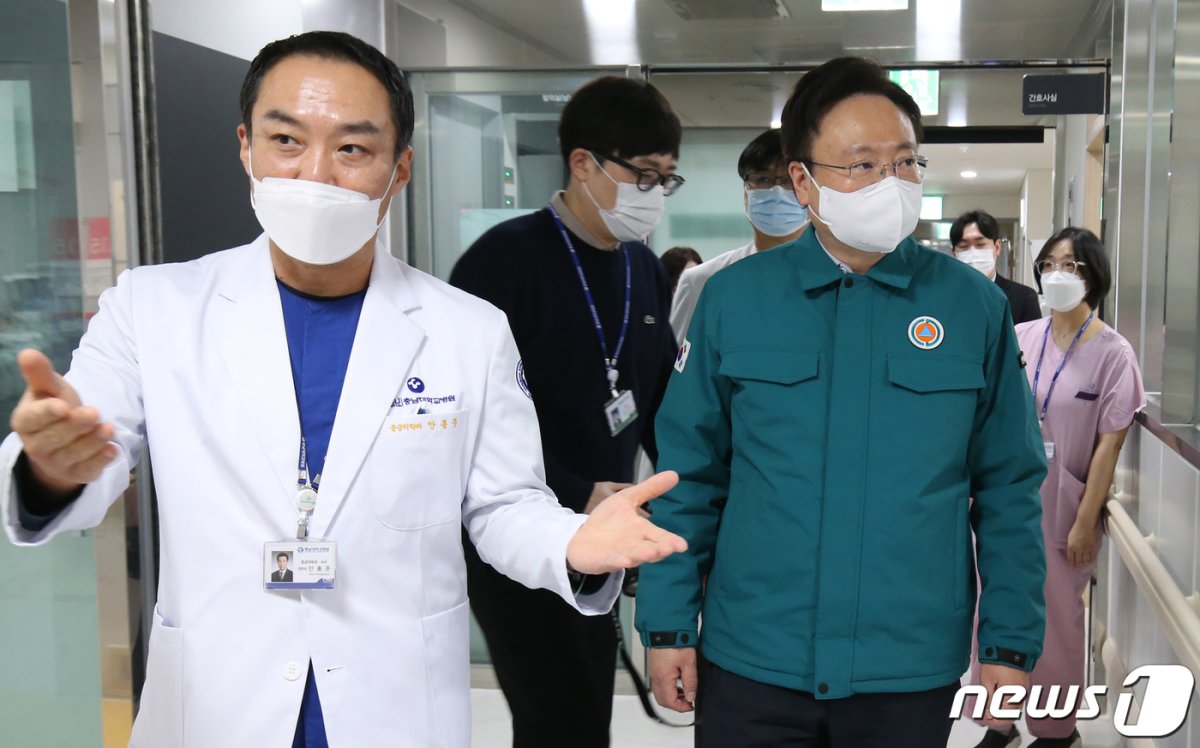 조규홍 보건복지부 장관이 26일 오후 대전 중구 충남대병원 비상진료체계 등 의료 현장을 점검하고 있다. 출처 뉴스1