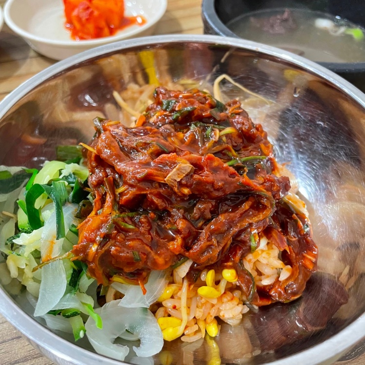 전북 익산 황동시장 택시맛객 고추장 양념 육회, 돼지 비곗살, 콩나물 등 채소 토핑 황동 육회 비빔밥 비빈밥 맛집 추천