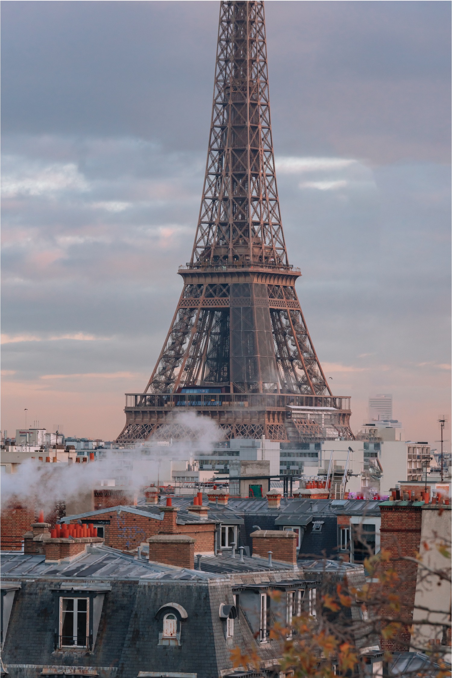 에펠탑 전망과 굴뚝에서 피어오르는 연기