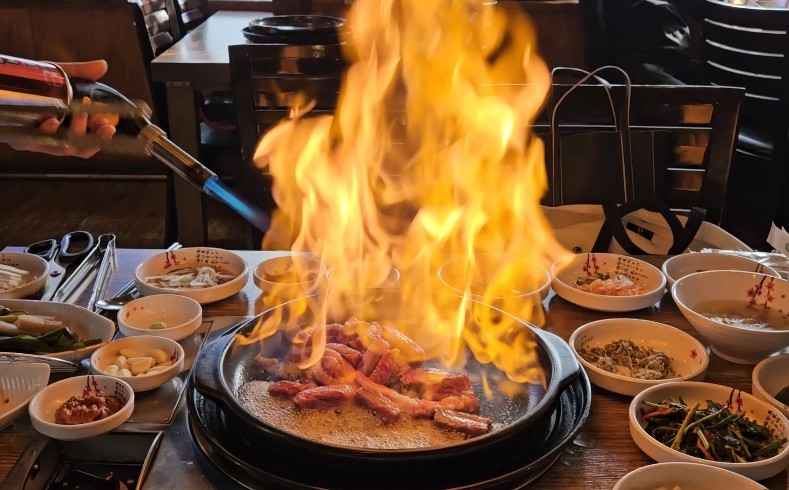  인계동 한우 맛집 100년한우 / 입도 즐겁고 눈도 즐겁네