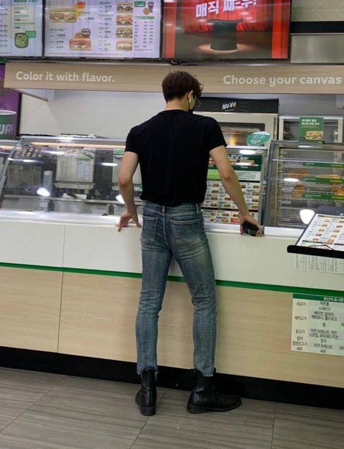  과거 서브웨이 뒷태 남친짤로 소소하게 유명했던 피크타임 출연돌