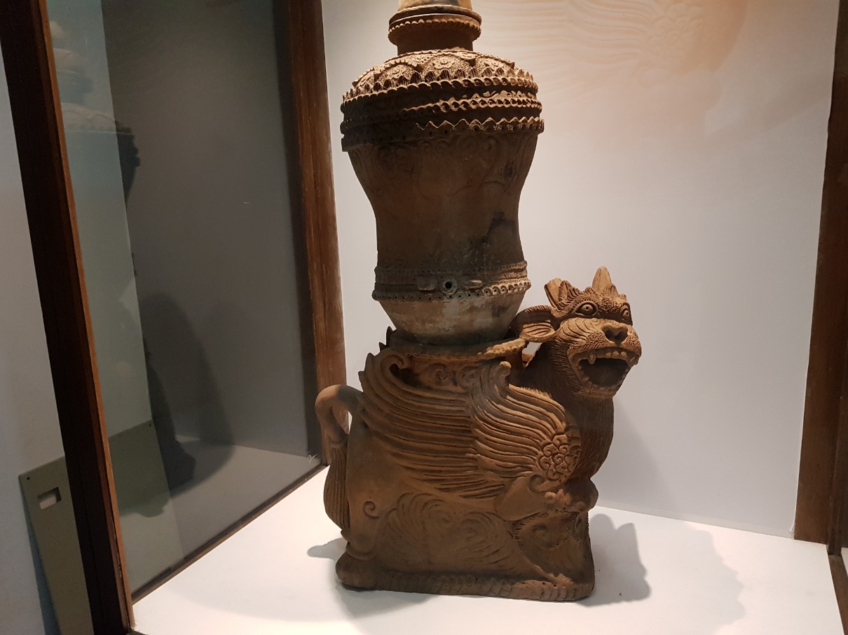 자카르타 인도네시아 국립 박물관(Museum Nasional Indonesia) - 특이한 점토 자기
