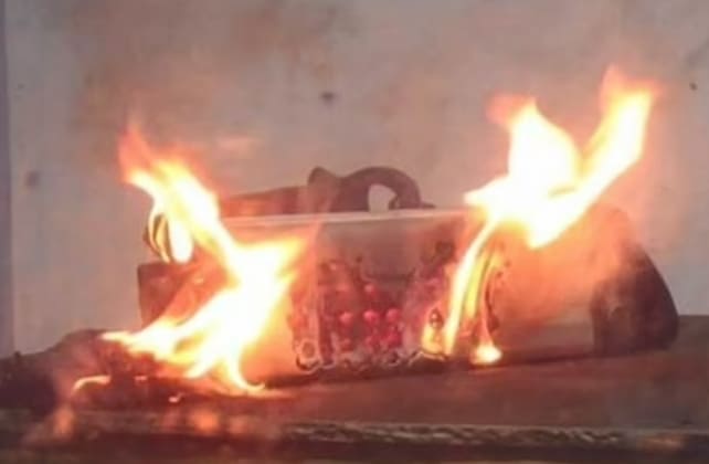 '이것' 사용하면 전기자전거 배터리 폭발 가능성 있어 VIDEO: Terrifying moment e-bike battery explodes releasing plumes of toxic smoke