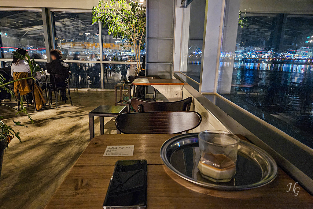 속초 칠성조선소 카페 창가 테이블