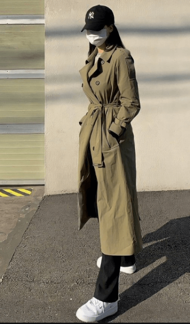 여자 트렌치 코트 코디 - 볼캡&amp;#44; 나이키 에어포스 흰색&amp;#44; 트렌치코트 코디