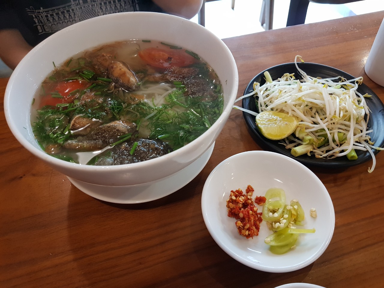 호치민 빈탄군 로컬 음식점 QUAN CO UT - 분 까 러(BUN CA RO)