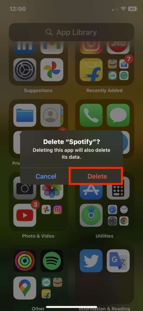 아이폰에서 음악 앱을 제거하는 모습