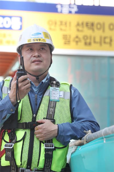  GS건설,  100% 재활용 소재로 만든 안전조끼 도입 ㅣ "건설현장 안전관리자는 '귀한 몸'"