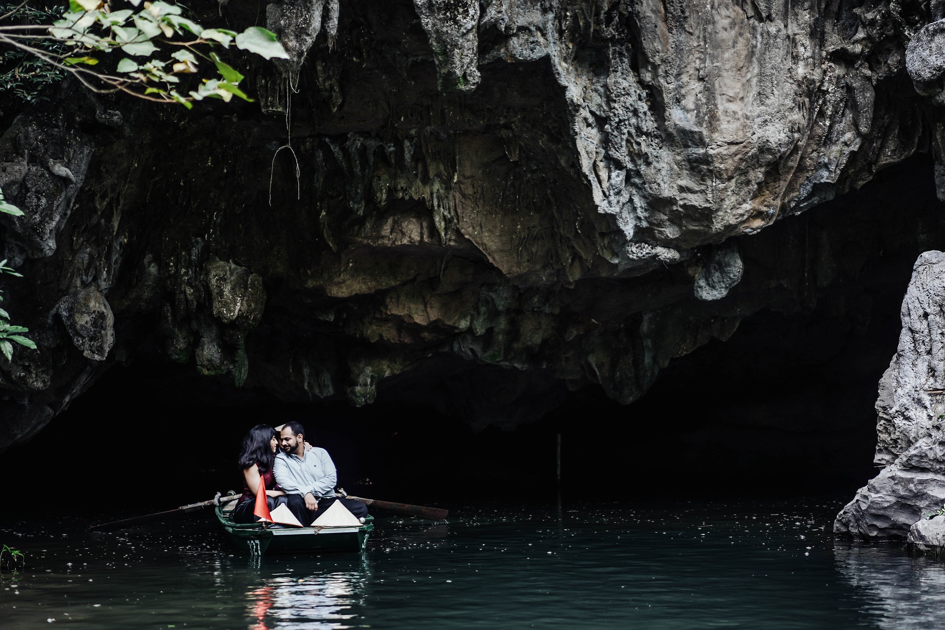 베트남 보트투어를 하며 동굴 아래를 지나는 커플