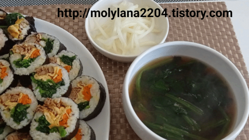  시금치 된장국과 닭가슴살 장조림 넣고 만든 김밥입니다.