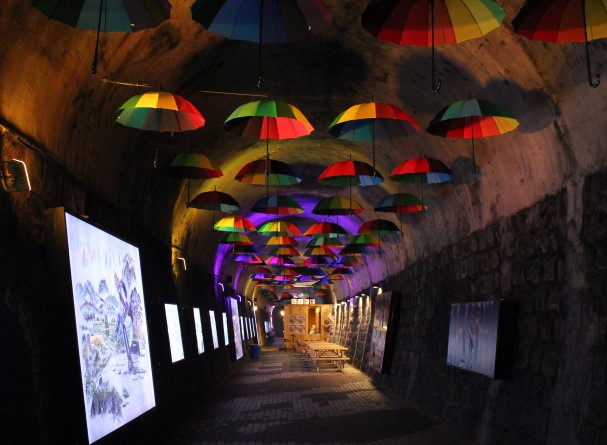 터널안-화려한-불빛과-우산들