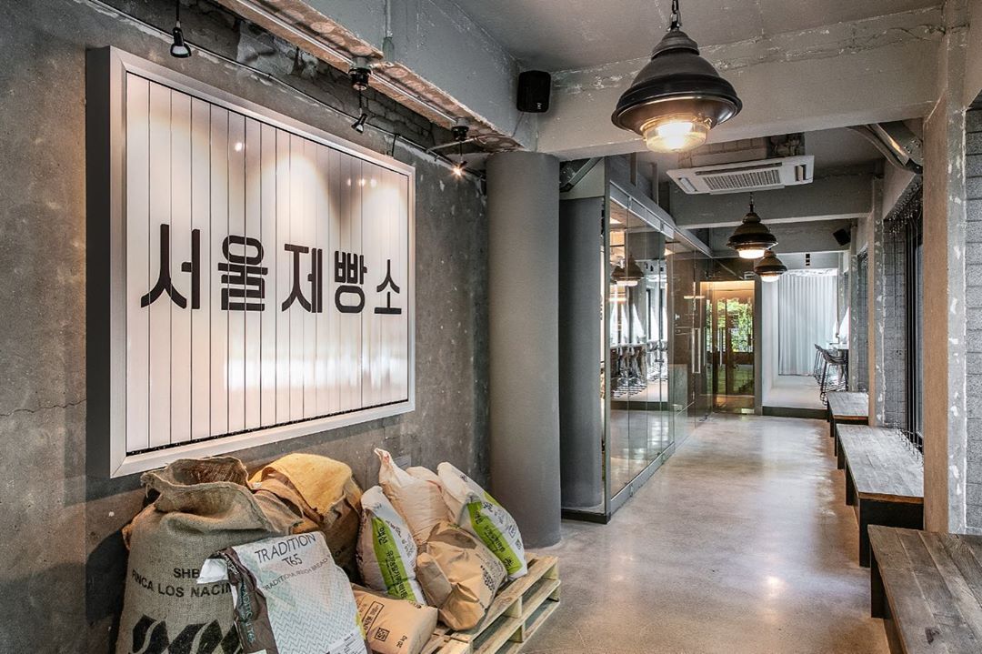  생방송투데이 올림픽공원역 홍국식빵 바질양파링 빵집 베이커리 카페 맛집
