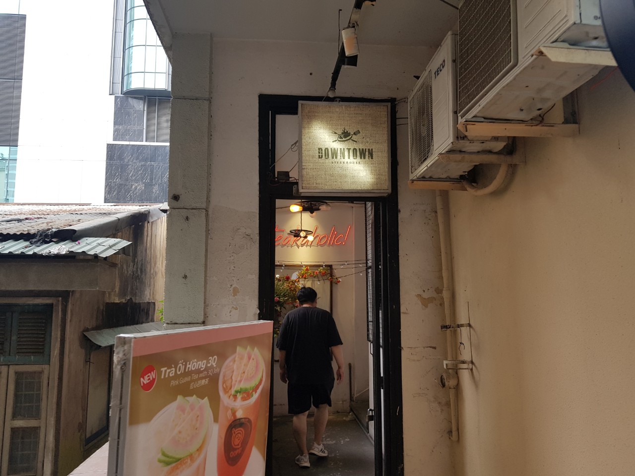 호치민 Downtown Steakhouse 입구