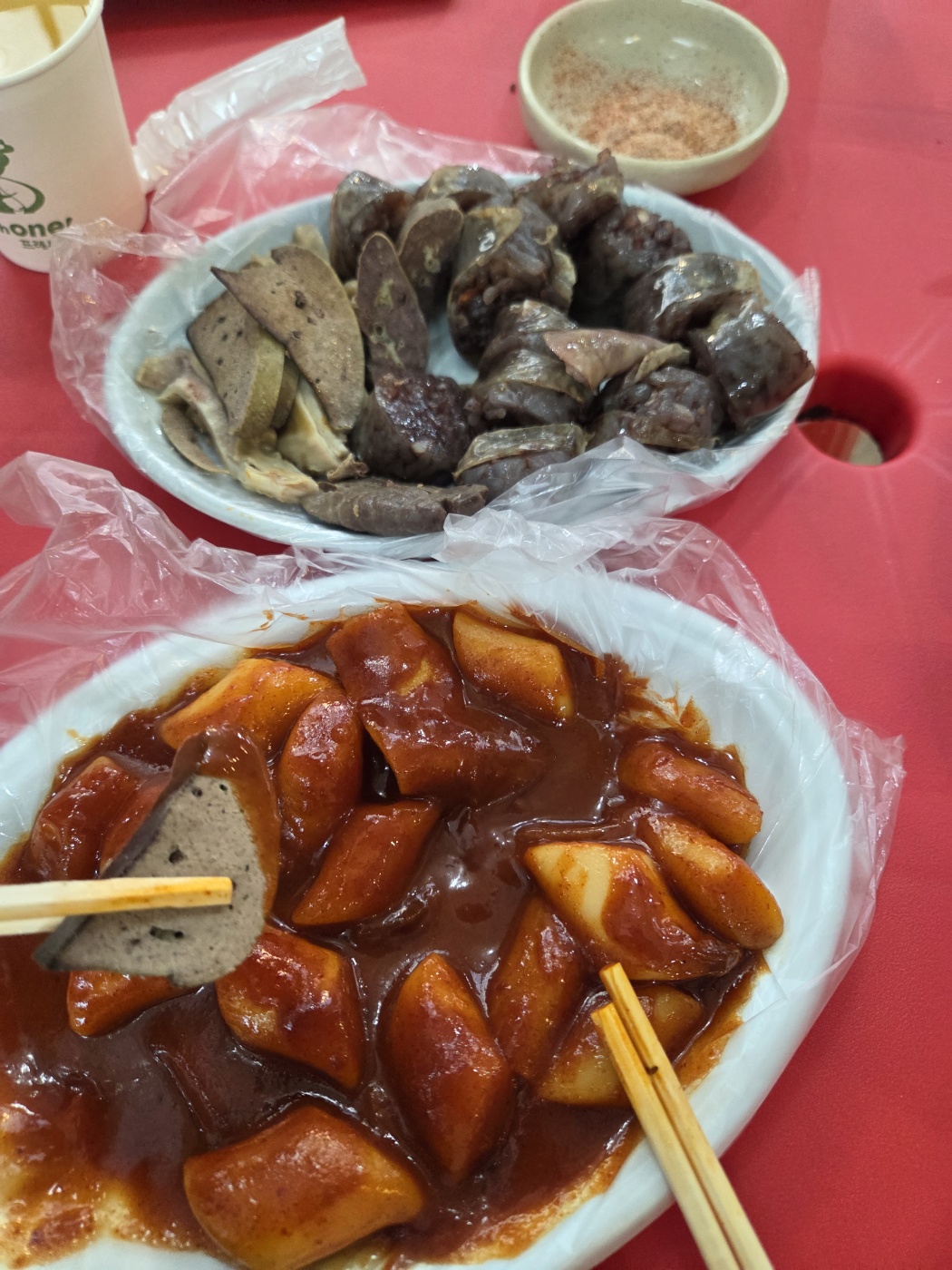 순대를 떡볶이에 찍어먹는사진
