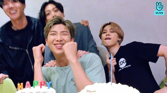  방탄소년단 지민 노래부터 슈가 기타 연주까지 RM 생일 축하 '잔망 폭발'