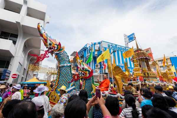착프라 축제 &amp; 보트 레이스 (Chak Phra Festival &amp; Boat Races)